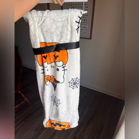 Hello Kitty Sanrio halloween plush throw blanket, new with tags!!! - Picture 3 of 4
